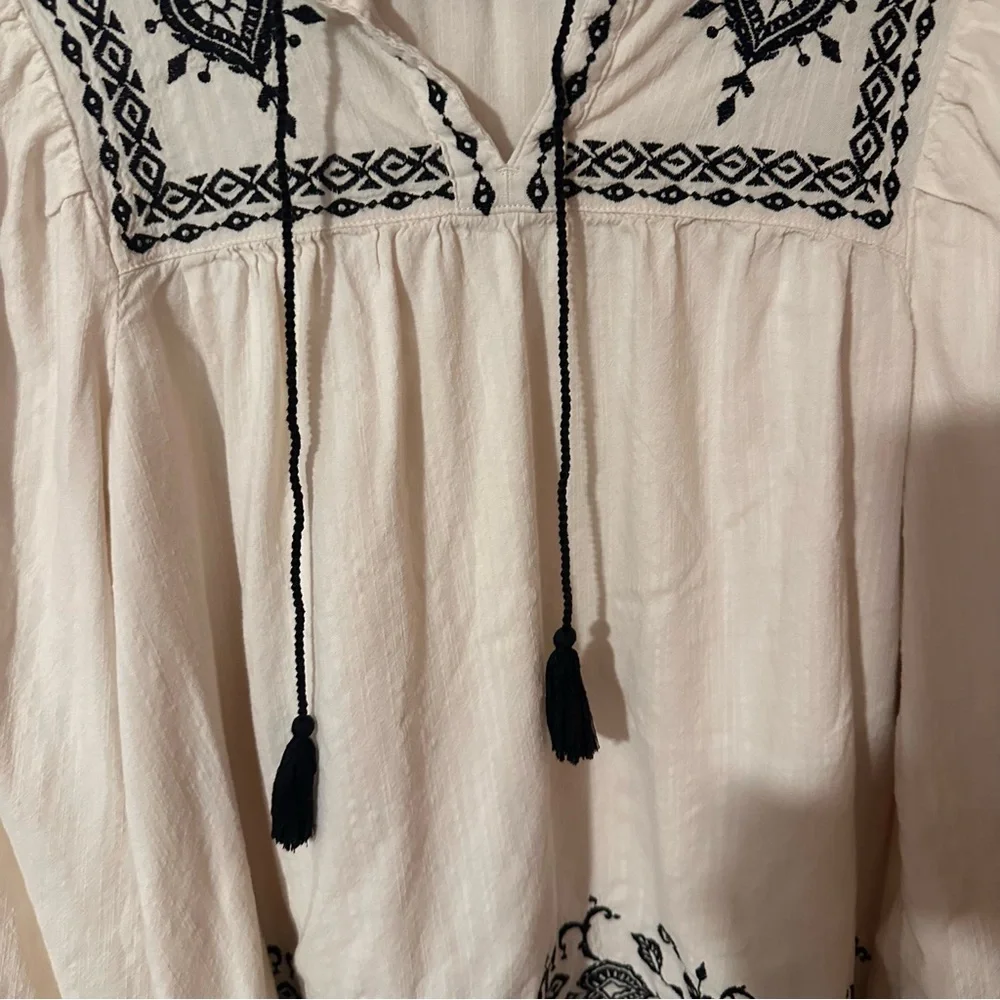 Old Navy‎ Cream Embroidered 3/4 Sleeve Blouse - Picture 5 of 13